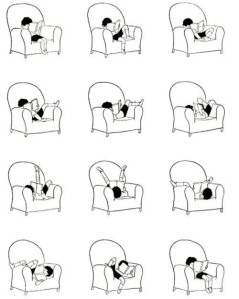 leer en un sofá